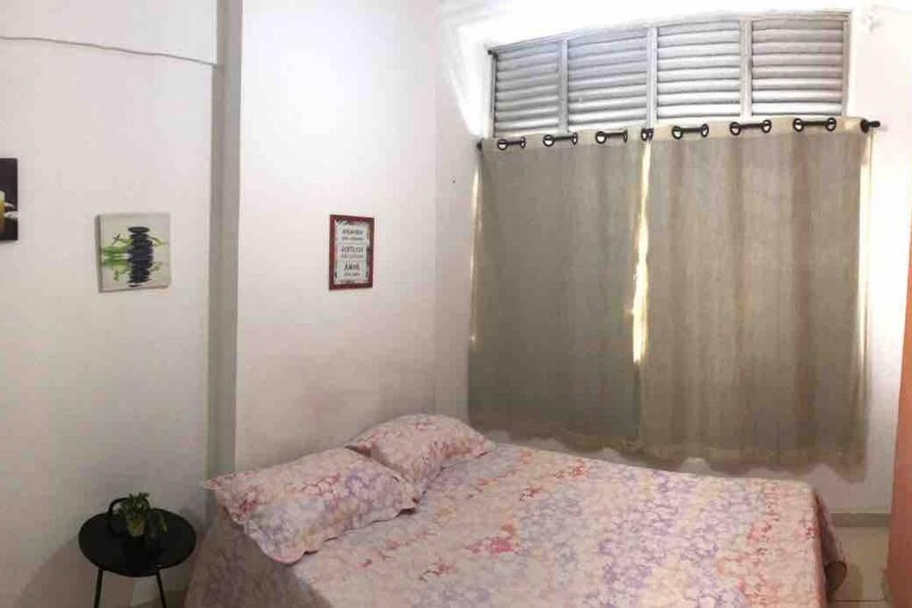 Tres Quartos No Centro Do *